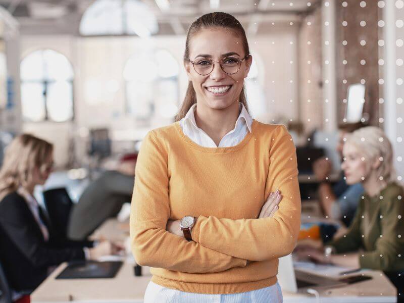 Business-Frau_laechelt_entspannt_nutzt_gesunde_longevity_routine